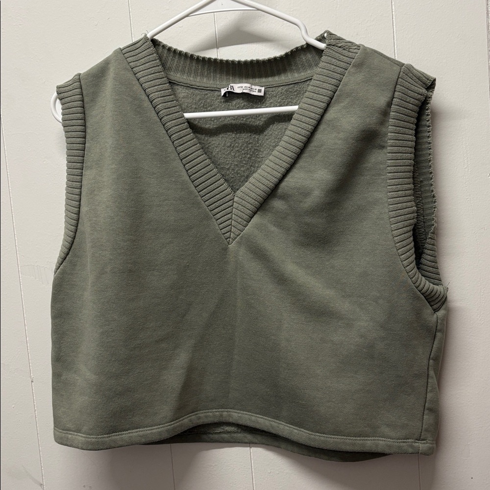 Zara Sleeveless V-Neck Sweater - Picture 2 of 3